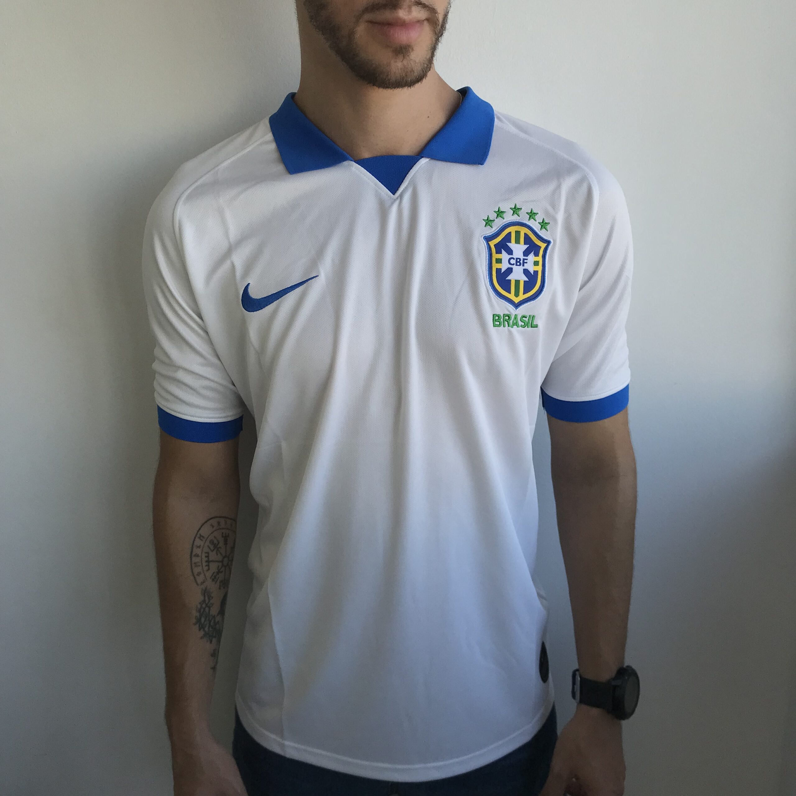 Camisa Retrô Seleção do Brasil 2019 2020 Masculina Branca Azul