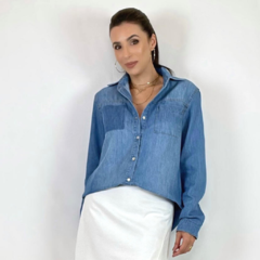 CAMISA JEANS - DETALHE BOLSO