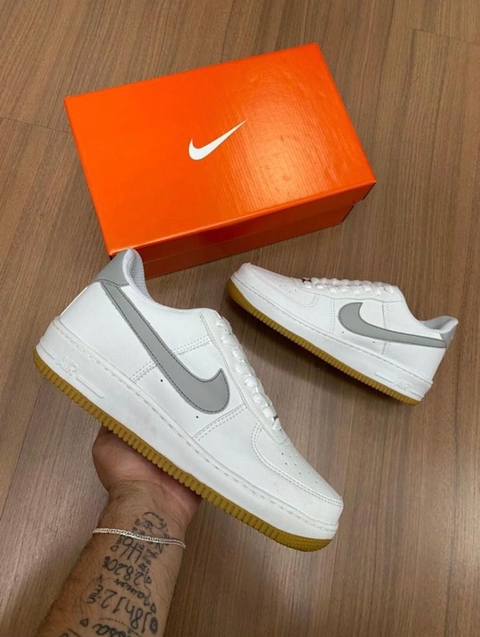 air force branco e cinza