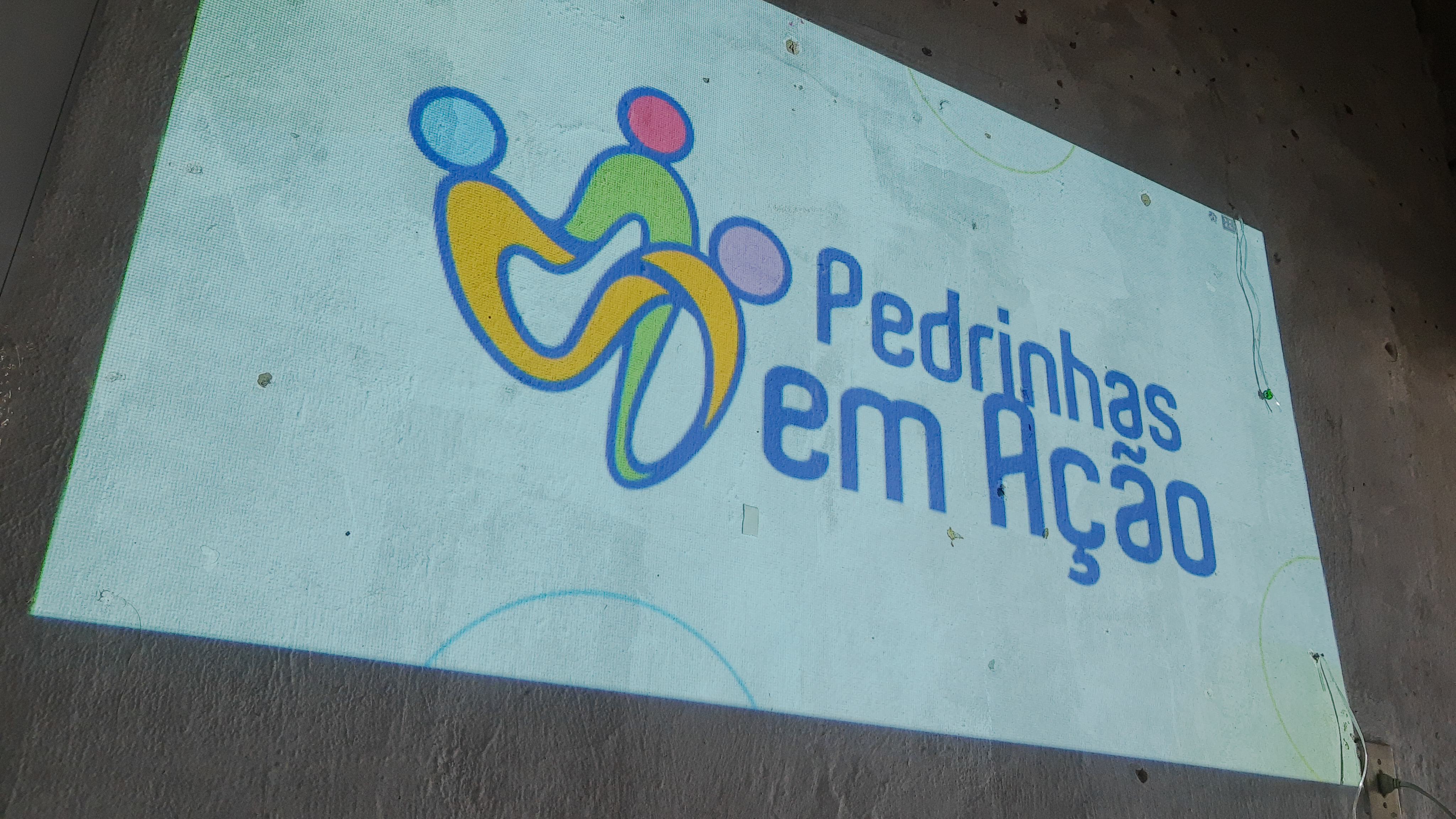 Pedrinhas em ação - logo antiga