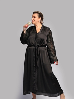 Peignoir preto em cetim e toque de seda, com mangas largas em organza bordada para uma elegância sofisticada e contemporânea