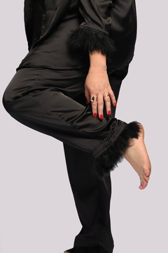 Pijama de luxo em cetim com toque de seda preto, adornado com plumas sintéticas para um toque de ousadia e elegância noturna.