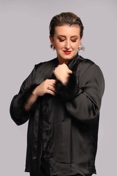 Pijama de luxo em cetim com toque de seda preto, adornado com plumas sintéticas para um toque de ousadia e elegância noturna.