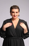 Vestido longo em musselina transparente, equilibrando sofisticação, delicadeza e sensualidade, ideal para ocasiões especiais e jantares formais.