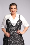 Vestido chemise branco em tricoline com sobreposição em renda preta, um equilíbrio entre elegância casual e sedução, ideal para ocasiões diurnas e noturnas, oferecendo versatilidade ao guarda-roupa.
