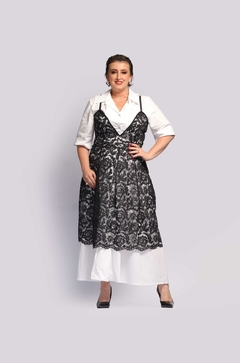 VESTIDO DE BOTÃO COM SOBREPOSIÇÃO DE RENDA