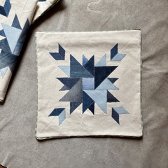 Almohadón- Estrella de triángulos borde verde claro.