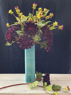 Vara de dalia violeta con pimpollo