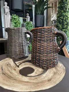 Jarra con mimbre negra