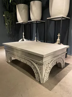 Mesa ratona madera trabajada blanca