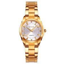 relogio dourado com fundo branco diagonal