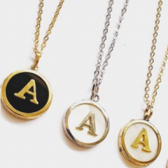 Collar inicial bicel en madre perla u onix