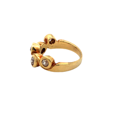 Distinguished 18 kt gold ring with diamonds on internet