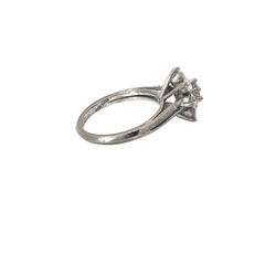 18 Kt Gold Rosette Ring with Diamonds on internet
