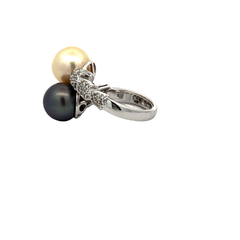 Luxurious lady's ring made of brilliant 18-carat gold and natural pearls on internet