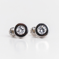 Solitaire earrings in 18 kt white gold and white sapphire.
