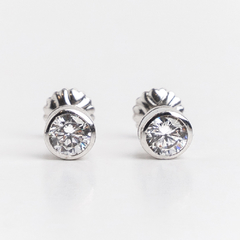 18 kt white gold and white sapphire solitaire earrings