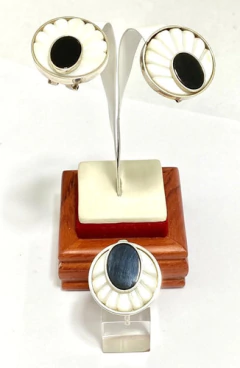 Image of Impressive 925 silver onyx and mother-of-pearl ring and earrings set