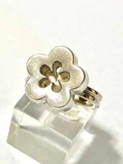 Beautiful modern ladies ring