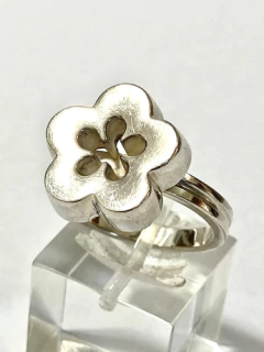 Image of Beautiful modern ladies ring