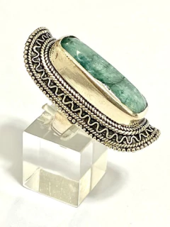 Impressive 925 silver ring with a large central emerald - online store