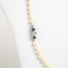 Natural pearl necklace with 18-carat shiny gold clasp and sapphires - buy online