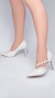 Sapato Scarpin - Croco Branco e Napa Branco - Fivela de ajuste na cor Dourado e Apliques de Metal na cor Dourado - comprar online