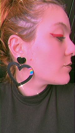 brincos dark rainbow heart