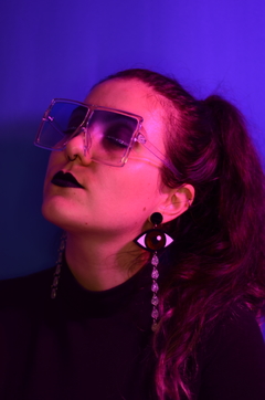 brincos glitter tears na internet