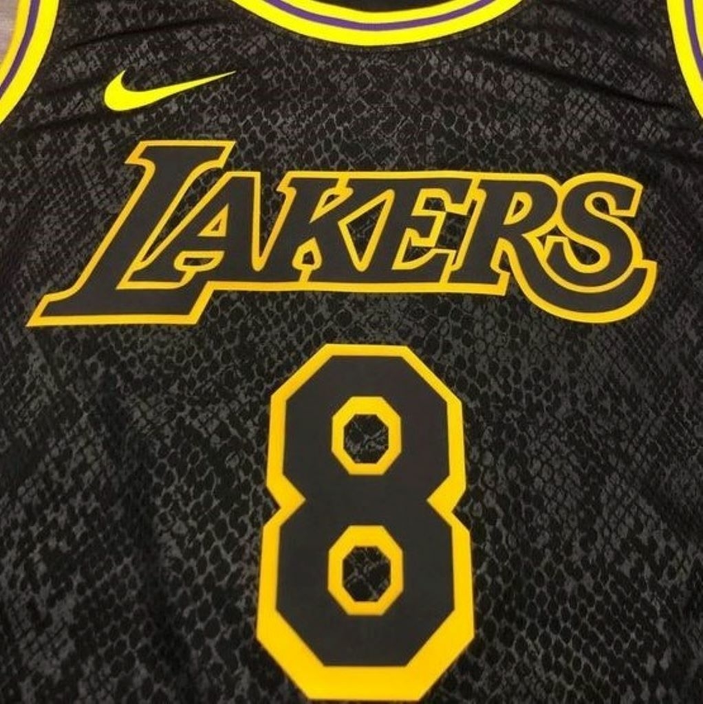 Chaveiro Camisa amarela Kobe Bryant 24 e Bola de Basquete Roxa