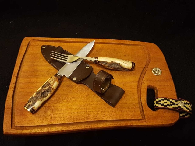 Juego tenedor y cuchillo madera raiz de piquillin hoja 14 cm.acero al carbono Art:D96 Funda de cuero Tabla 40 cm.madera de algarrobo c/dije de alpaca Art:D8202