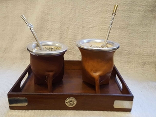 Mates de calabaza forrados en cuero bocon c/tres patas Art:F130 y Art:B5106 Bandeja madera y alpaca Art:D820 Bombilla de alpaca c/dije desarmable a resorte Art:80BD Bombilla de alpaca cincelada desarmable a rosca Art:62238