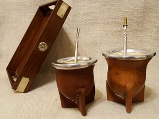Mates de calabaza forrados en cuero bocon c/tres patas Art:F130 y Art:B5106 Bandeja madera y alpaca Art:D820 Bombilla de alpaca c/dije desarmable a resorte Art:80BD Bombilla de alpaca cincelada desarmable a rosca Art:62238