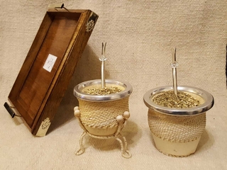 Mate bocon cuero crudo tejido c/base forrada Art:F129 Mate bocon cuero crudo tejido con soporte forrado Art:F125 Bombilla c/dije alpaca resorte desarmable Art E6 Bandeja madera c/alpaca Art:80BCH