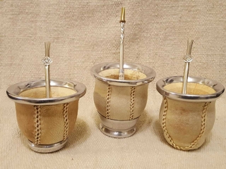 Mates de calabaza forrada en cuero crudo con base copa, base chica y base forrada Art:69202 Art:69214 Art:69213 Bombilla c/dije y resorte desarmable de alpaca Art:E6 Bombilla cincelada coquito desarmable Art:62238