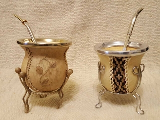 Mate de calabaza forrado en Cuero Crudo bordado y alpaca soporte forrado Mate calabaza de Cuero Crudo y cinta pampa Bombilla pico de loro de alpaca Bombilla coquito desarmable de alpaca