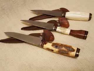 Cuchillos hoja 14cm.de acero al carbono con empuñadura de Hueso-de Madera con Ciervo y de Madera Piquillin C/fundas de cuero Art:D95