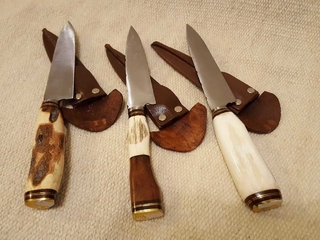 Cuchillos hoja 14cm.de acero al carbono con empuñadura de Hueso-de Madera con Ciervo y de Madera Piquillin C/fundas de cuero Art:D95