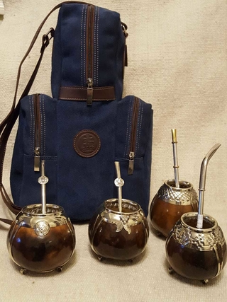 Termera de cuero gamuza p/termo stanley Art:5039G Mate calabaza y alpaca con dije uvitas Art:80203 Mate calabaza y alpaca taco de polo Art:804  Mates calabaza y alpaca cincelados Art:802 Bombillas c/dije y resorte desarmable de alpaca Art:E6