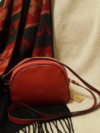 Cartera de cuero dos cierres tira larga Art:5038 Ruana de lana negra con guarda incaica Art:C1310