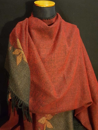 Ruana de lana lisa c/flor bordes crochet Art:C1310