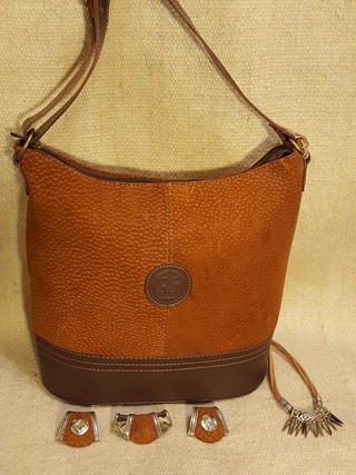 Cartera cuero carpincho tira regulable cierre atras y sobre con cierre adentro Art:50EMILIAC Pasa/pañuelos de alpaca y carpincho ART:E12 Art:E111 Gargantilla Eren de cuero gamuza  pasante calado y pinchitos Art:39G21