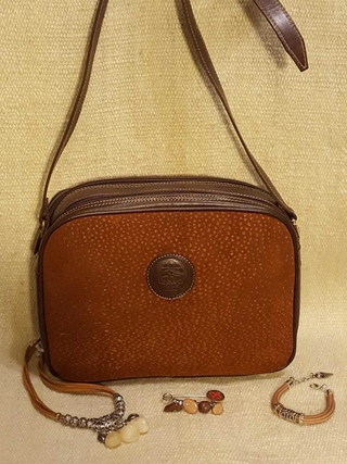 Cartera cuero carpincho dos cierres arriba y cierre atras Art:50GOLFC Gargantilla cuero gamuza pasante calado y tres piedras Jaspe Art:39G10 Alfiler de alpaca c/piedras jaspe Art:A439 Pulsera cuero gamuza c/pasante calado Art:39P12
