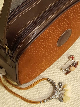 Cartera cuero carpincho dos cierres arriba y cierre atras Art:50GOLFC Gargantilla cuero gamuza pasante calado y tres piedras Jaspe Art:39G10 Alfiler de alpaca c/piedras jaspe Art:A439 Pulsera cuero gamuza c/pasante calado Art:39P12