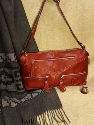 Cartera de cuero varios cierres y flecos Art:151103 Chall de lana incaico reversible Art:C111 Pasa/pañuelo de alpaca y cuero Art:E12