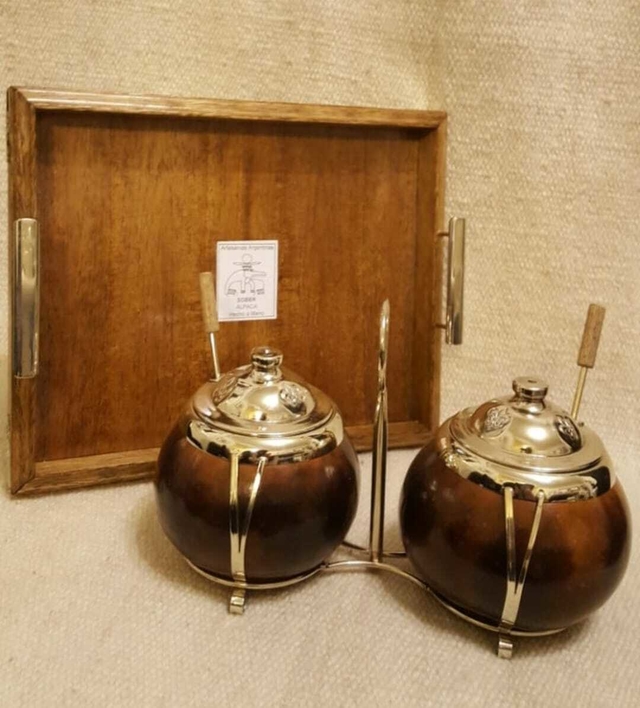 Yerbera y azucarera doble c/cucharas de calabaza y alpaca Art:80AYFA Bandeja de madera c/manijas y esquineros de alpaca Art:80BCH