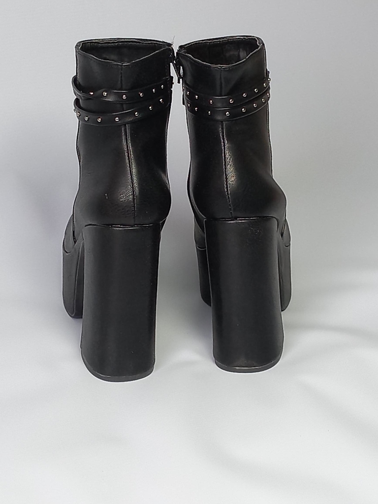 BOTA NEGRA CON PLATAFORMA Y PEQUEÑAS TACHAS - AnnaZare