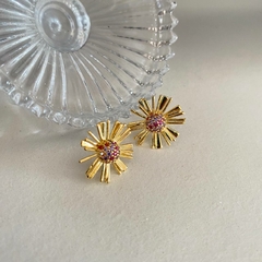 Brinco Flor de Palha com Zirconias