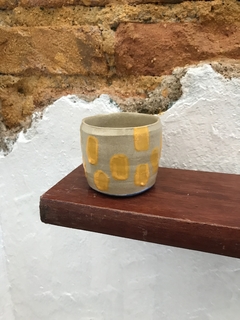 Copo Mini com pinceladas amarelas