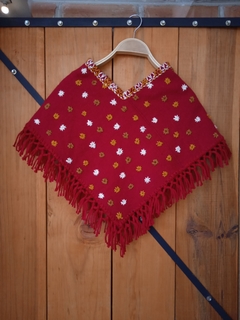MAÑANITA ROJA CON BORDADO DE FLORES